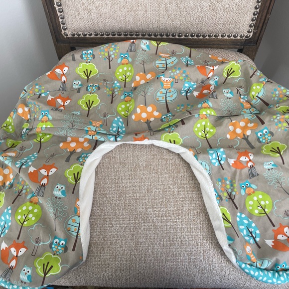 Boppy pillow cover in woodland animals - Picture 3 of 4